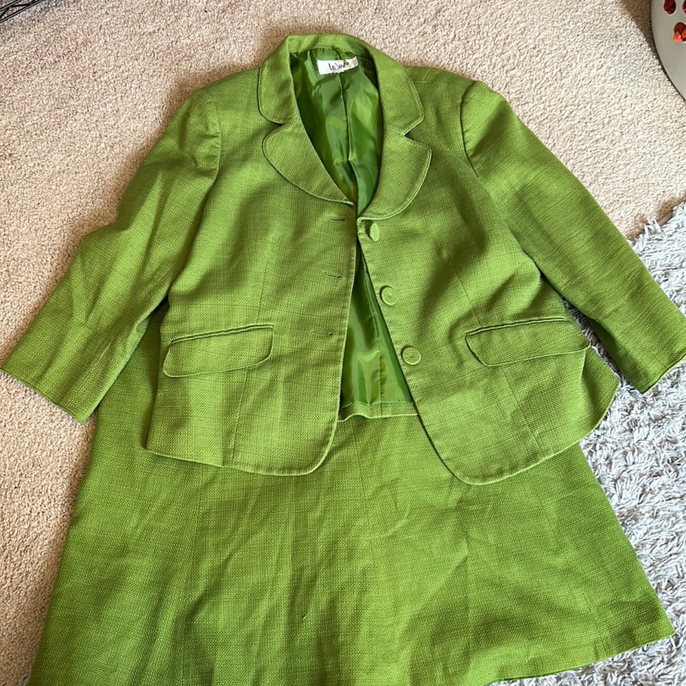 Le Suit 2 pc Skirt Suit Bright Green Size 18